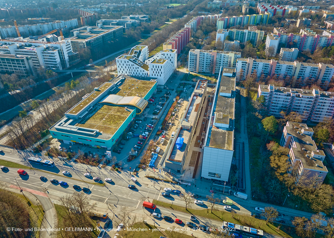 07.02.2023 - Luftbilder von der Montessori Schule im Plettzentrum Neuperlach